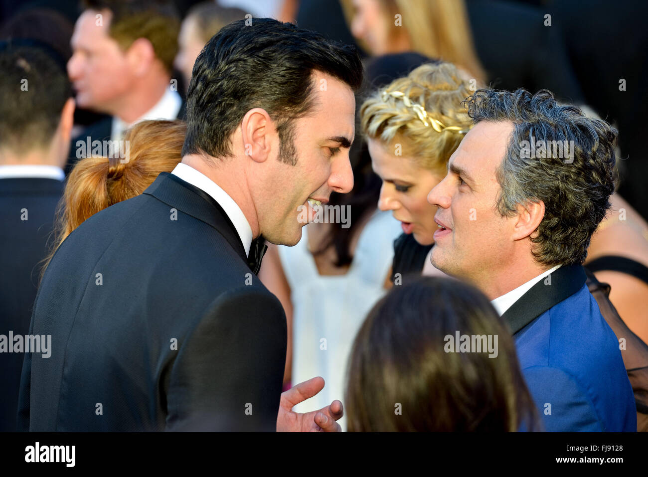 Attori sacha baron cohen (L) e Mark Ruffalo arrivare per la 88Accademia annuale cerimonia di premiazione presso il Teatro Dolby in Hollywood, California, Stati Uniti d'America, 28 febbraio 2016. Oscar sono presentati per un eccezionale uno sforzo individuale o collettivo in 24 categorie nel mondo del cinema. Foto: Hubert Boesl/dpa - nessun filo SERVICE - Foto Stock