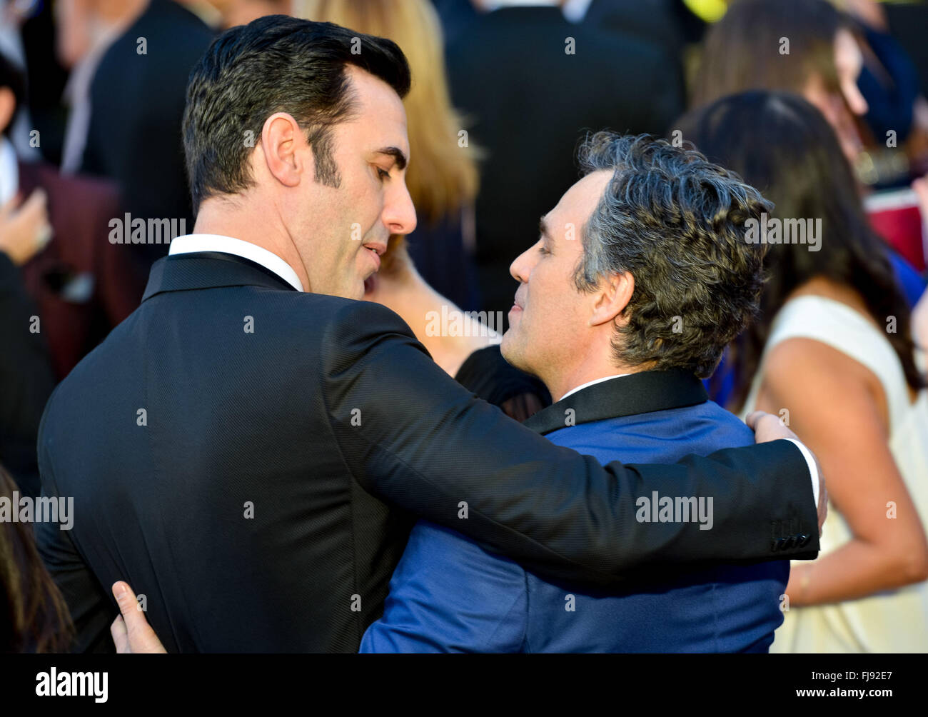 Attori sacha baron cohen (L) e Mark Ruffalo arrivare per la 88Accademia annuale cerimonia di premiazione presso il Teatro Dolby in Hollywood, California, Stati Uniti d'America, 28 febbraio 2016. Oscar sono presentati per un eccezionale uno sforzo individuale o collettivo in 24 categorie nel mondo del cinema. Foto: Hubert Boesl/dpa - nessun filo SERVICE - Foto Stock