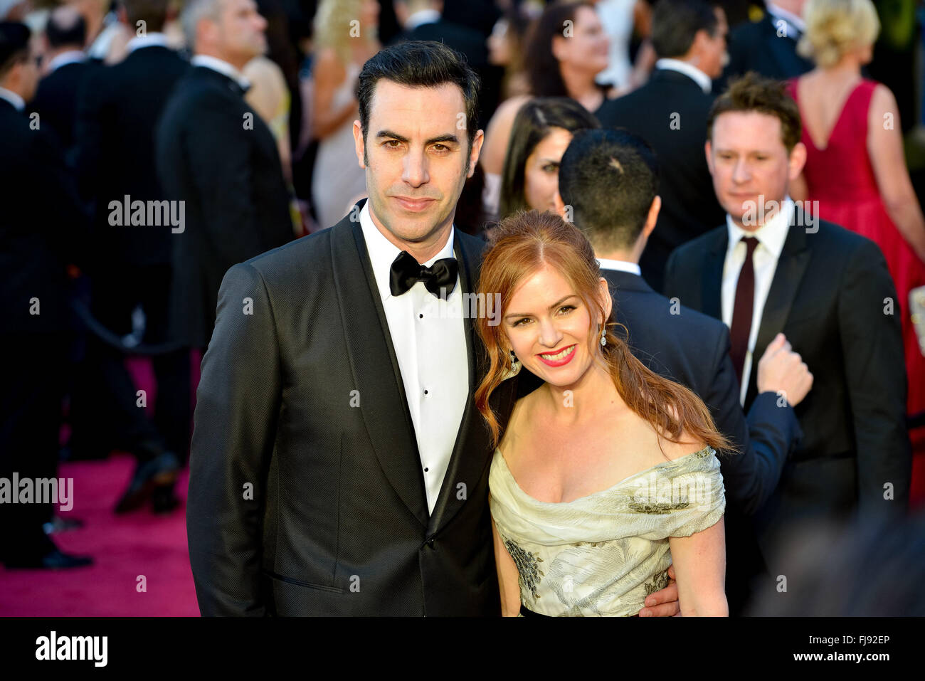 Attori sacha baron cohen e Isla Fisher arriva per la 88Accademia annuale cerimonia di premiazione presso il Teatro Dolby in Hollywood, California, Stati Uniti d'America, 28 febbraio 2016. Oscar sono presentati per un eccezionale uno sforzo individuale o collettivo in 24 categorie nel mondo del cinema. Foto: Hubert Boesl/dpa - nessun filo SERVICE - Foto Stock