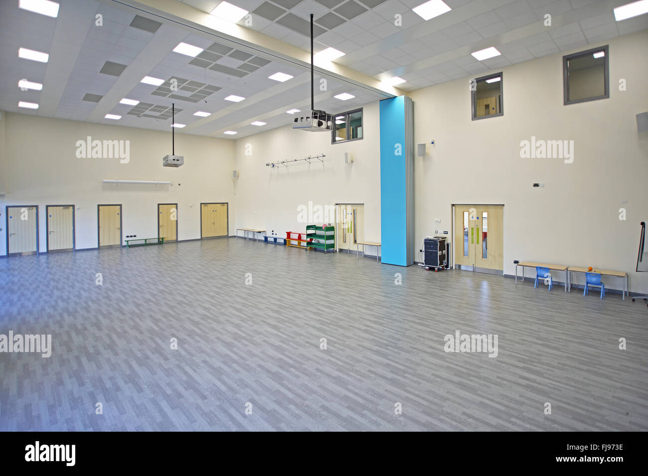 Una scuola multiuso hall in una struttura di recente costruzione, British scuola primaria Foto Stock