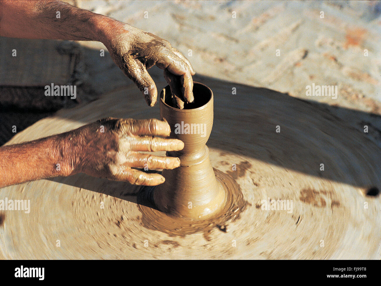 Potter rendendo pentola di terra sulla ruota, India, Asia Foto Stock
