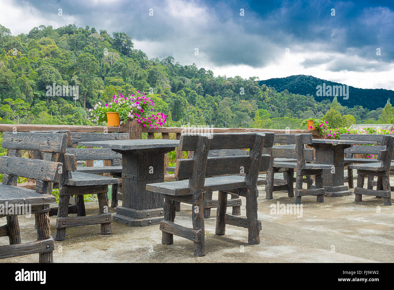 Tavolo e sedie con vista montagna Trang viaggi in Thailandia Foto Stock