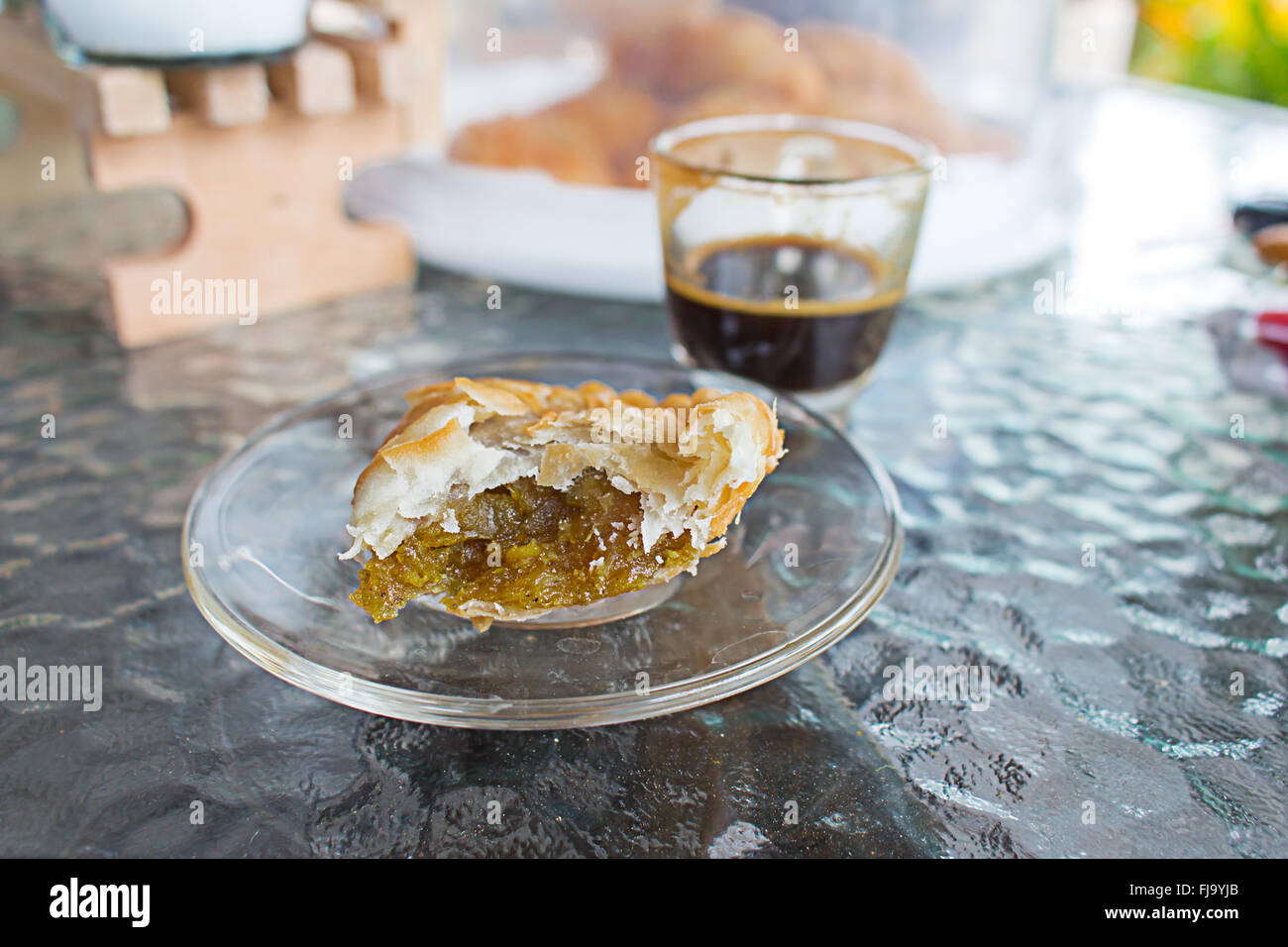 Curry puff e caffè sono la prima colazione. Foto Stock