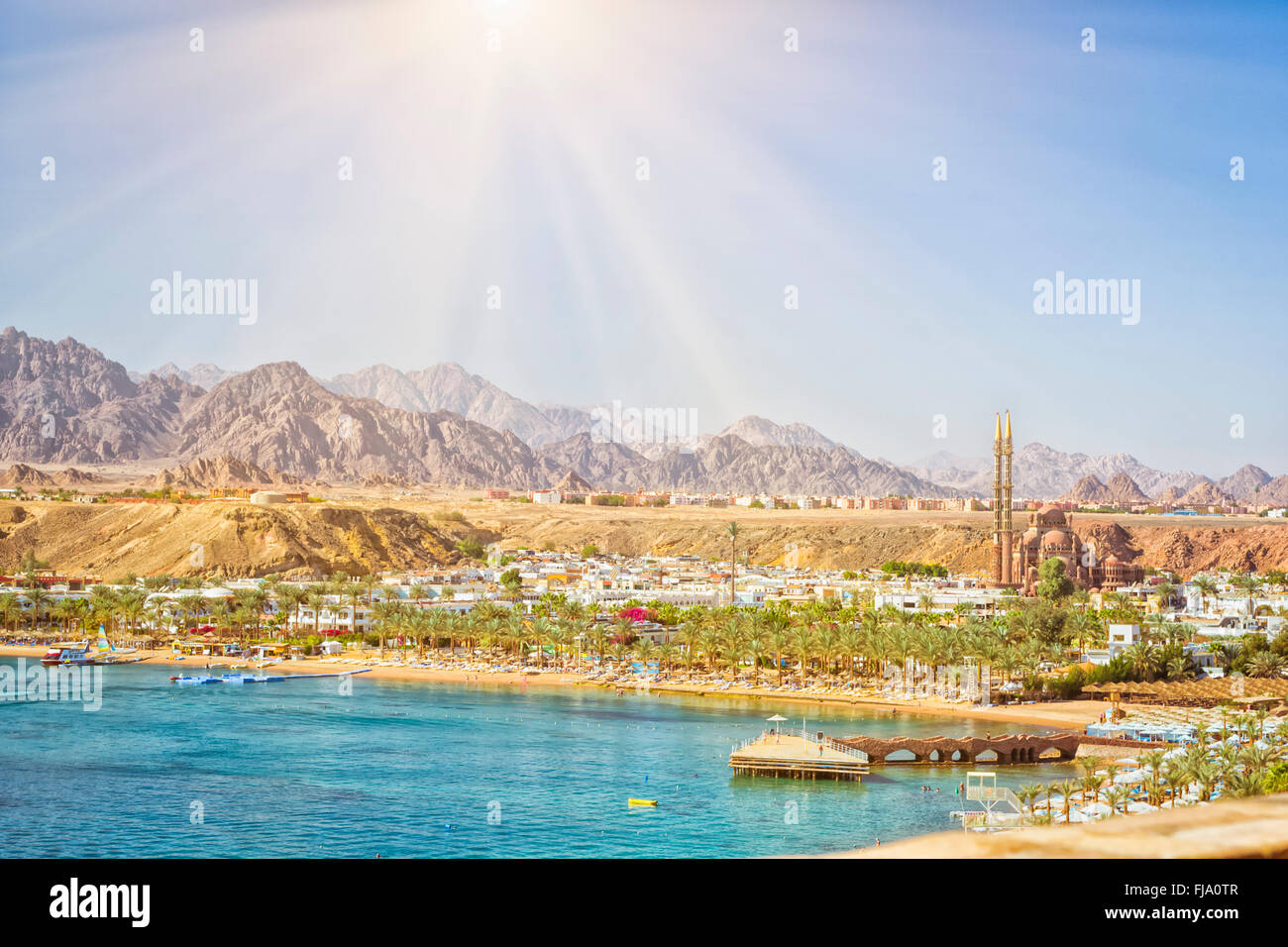 Febbraio giornata sulla spiaggia di Sharm el-Sheikh, la costa del mar rosso dall'altezza dell'hotel beach Albatros resort, Egitto Foto Stock
