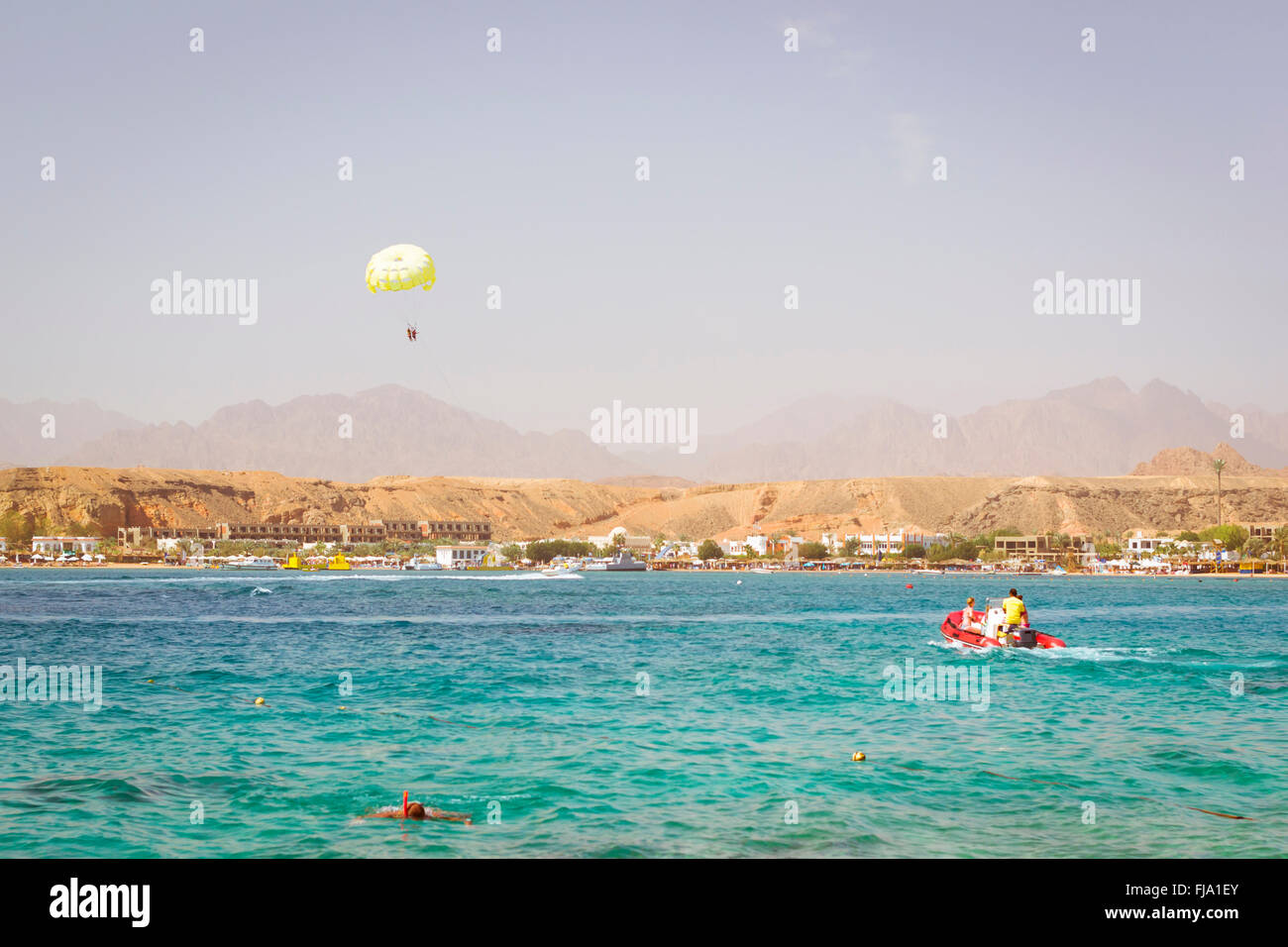 SHARM EL SHEIKH, Egitto - 23 febbraio 2014: il paracadutismo sopra un mare, traino da una barca: coppia felice è volare su un paracadute Foto Stock