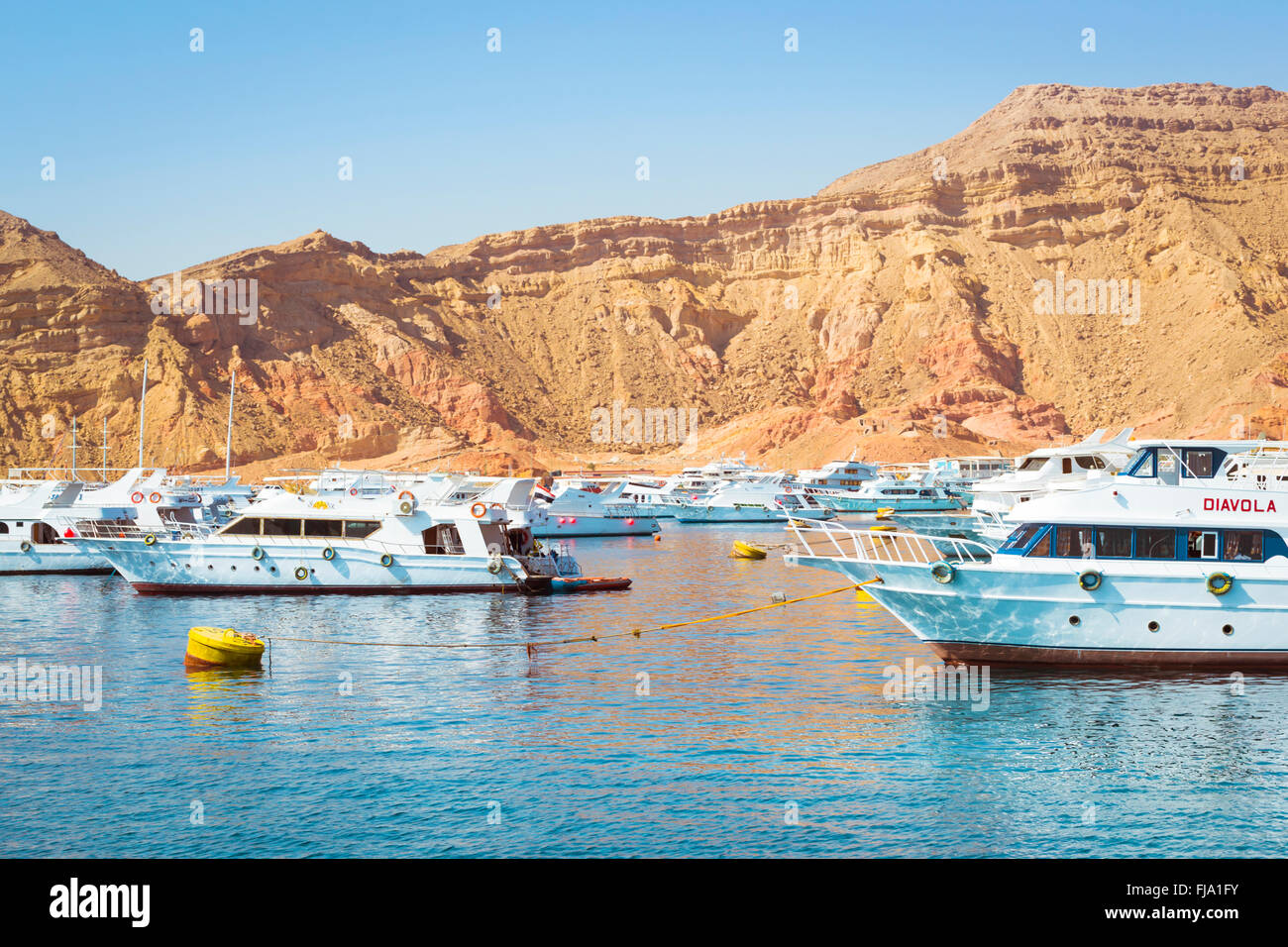Marina: il piacere le imbarcazioni turistiche sul parcheggio del Parco imbarcazioni, viaggio in barca per i turisti, a Sharm El Sheikh, Egitto Foto Stock