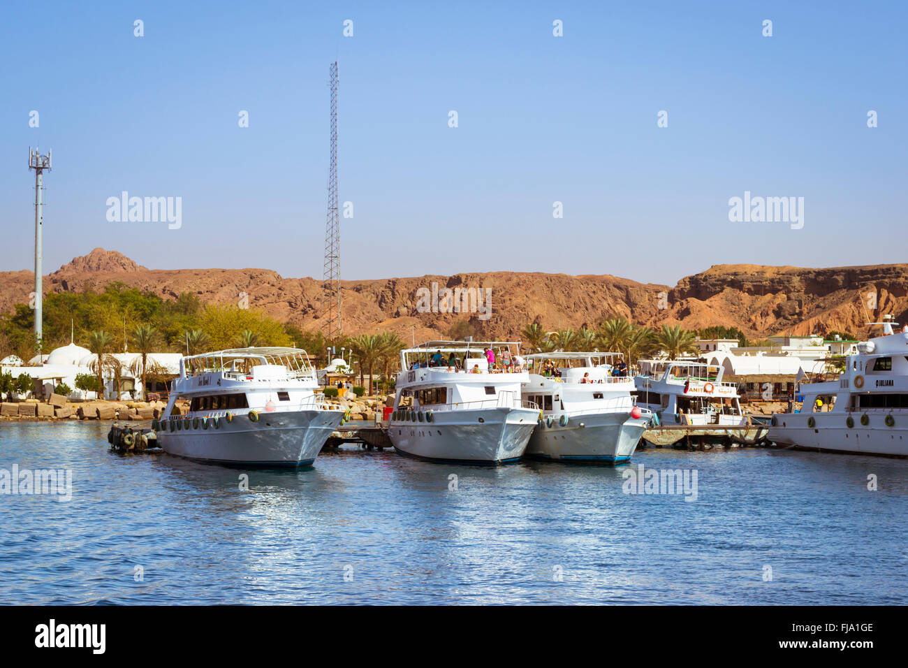 Marina: il piacere le imbarcazioni turistiche sul parcheggio del Parco imbarcazioni, viaggio in barca per i turisti, a Sharm El Sheikh, Egitto Foto Stock