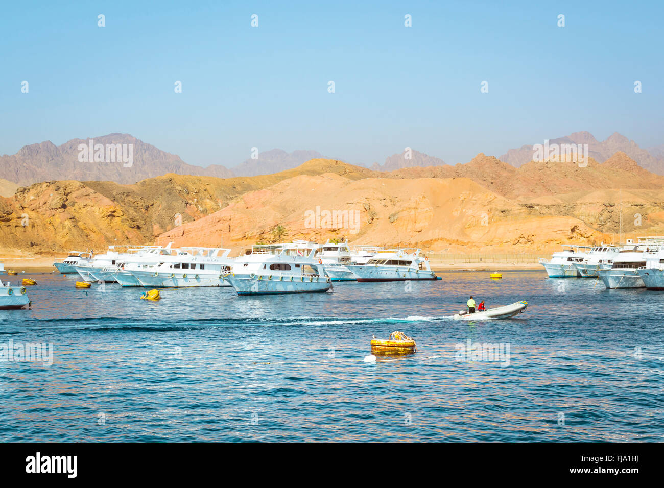 Marina: il piacere le imbarcazioni turistiche sul parcheggio del Parco imbarcazioni, viaggio in barca per i turisti, a Sharm El Sheikh, Egitto Foto Stock