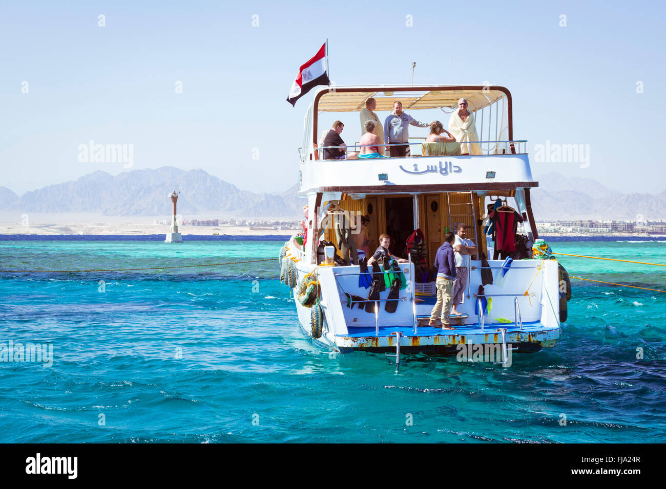 Tourist gita in barca intorno al Sinai il bianco, Yacht vacanza di lusso per i turisti in Mar Rosso, immersioni in barriere coralline, Sharm El Sheikh Foto Stock