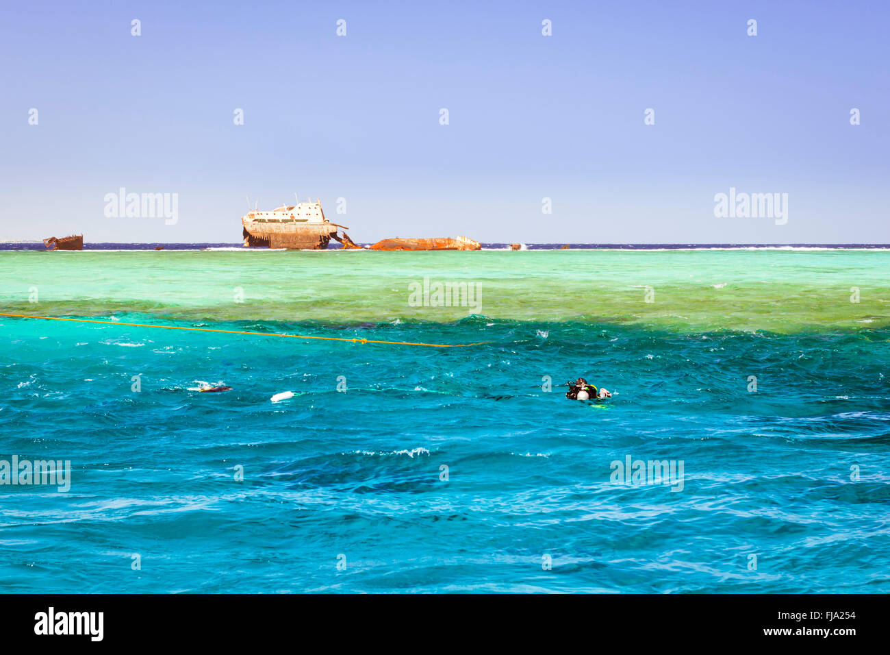 SHARM EL SHEIKH, Egitto - 25 febbraio 2014: il naufragio affondata sulla barriera corallina, Mar Rosso, Sharm El Sheikh, Egitto Foto Stock