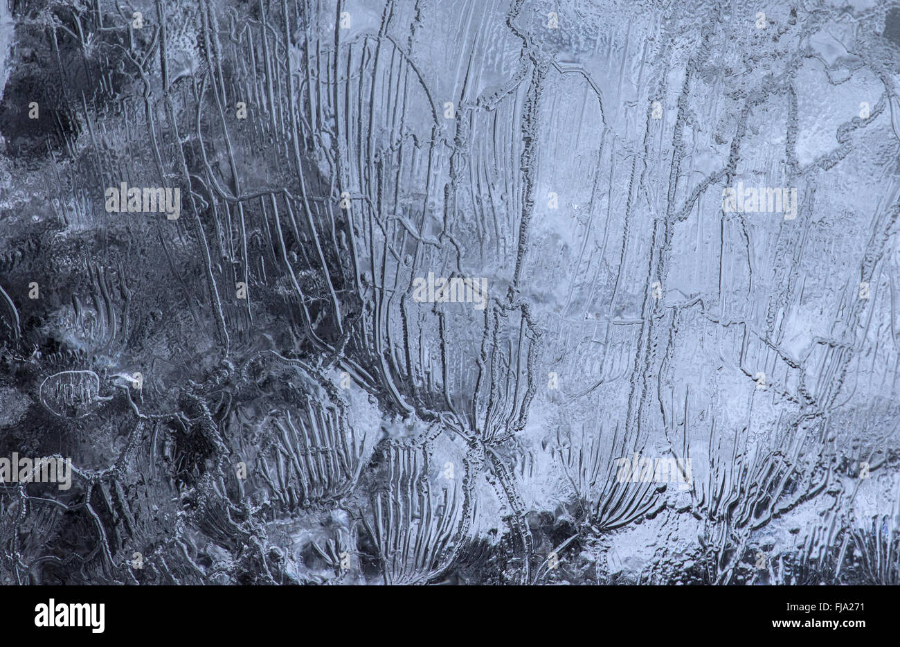 I modelli in un blocco di ghiaccio del ghiacciaio a Jokulsarlon in sé l'Islanda. Foto Stock