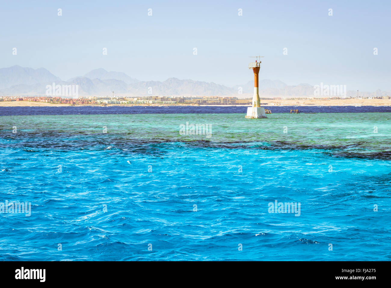 Faro sulla scogliera i fondali, intorno l'acqua salata del Mar Rosso, rilassatevi sulle onde, Sharm El Sheikh, Egitto Foto Stock