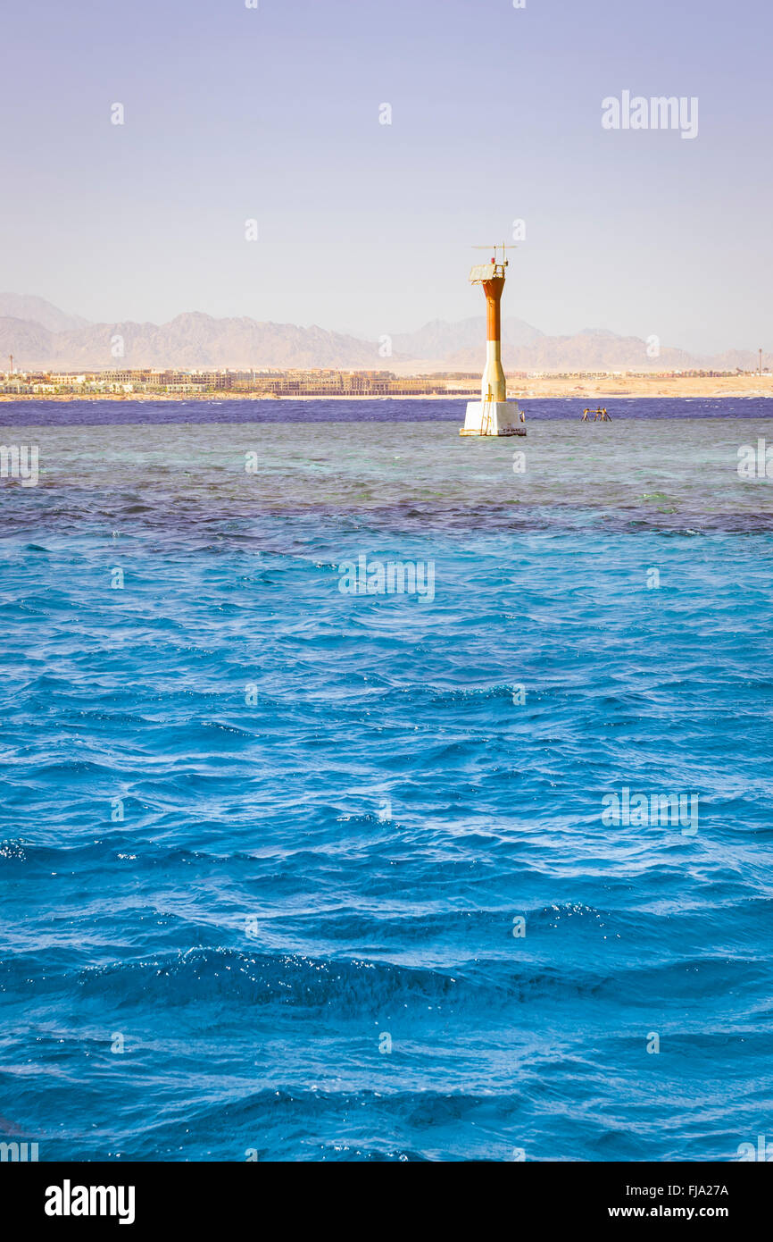 Faro sulla scogliera i fondali, intorno l'acqua salata del Mar Rosso, rilassatevi sulle onde, Sharm El Sheikh, Egitto Foto Stock