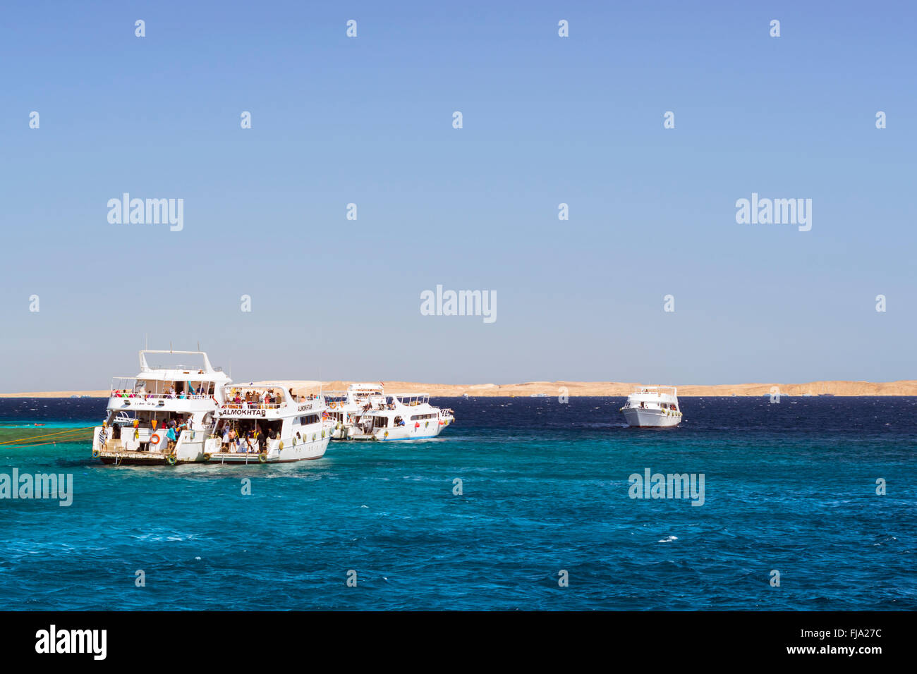 Tourist gita in barca intorno al Sinai il bianco, Yacht vacanza di lusso per i turisti in Mar Rosso, immersioni in barriere coralline, Sharm El Sheikh Foto Stock