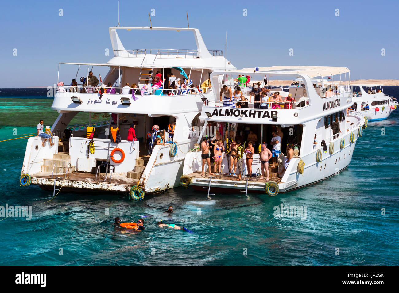 Tourist gita in barca intorno al Sinai il bianco, Yacht vacanza di lusso per i turisti in Mar Rosso, immersioni in barriere coralline, Sharm El Sheikh Foto Stock