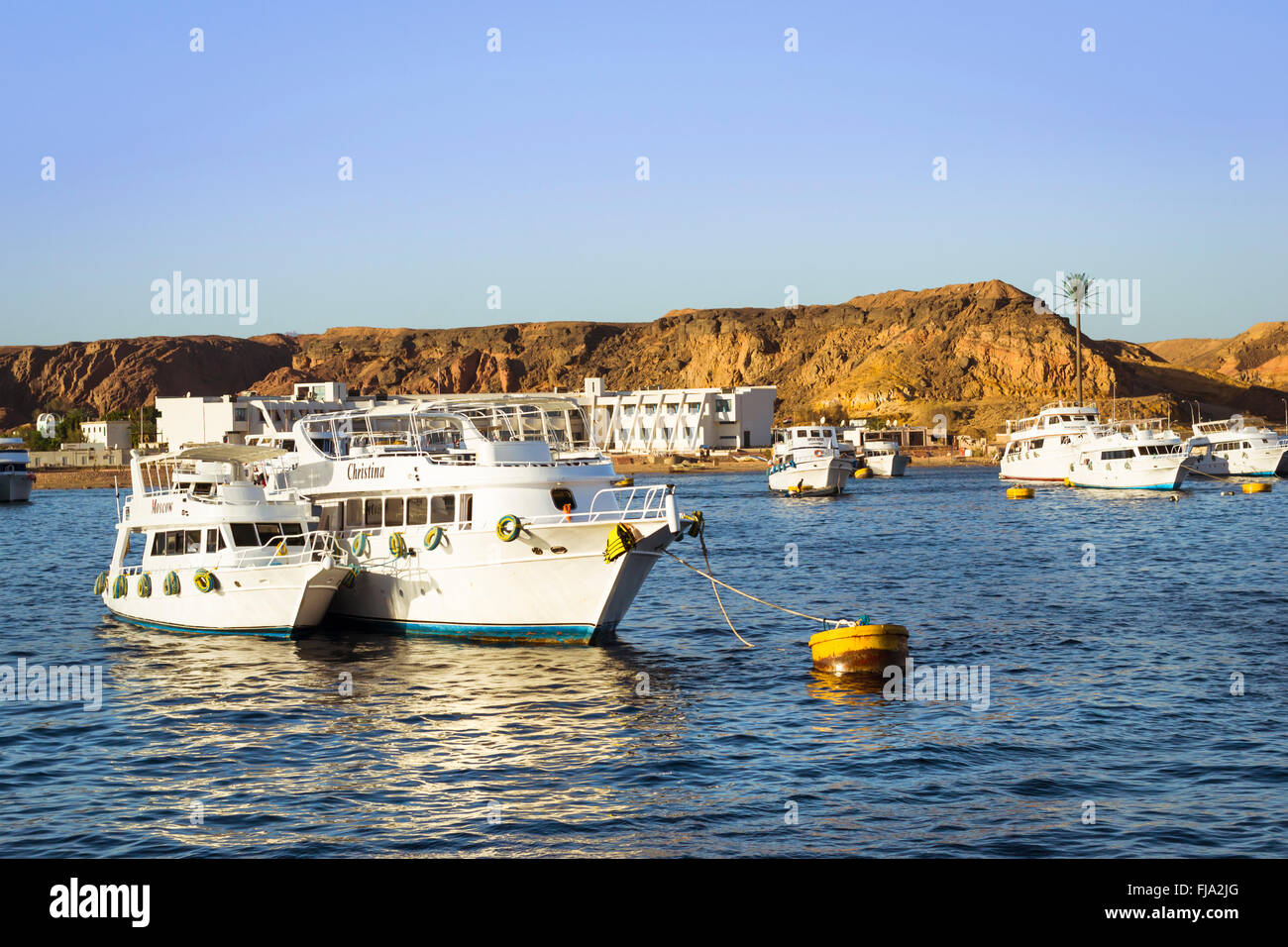 Marina: il piacere le imbarcazioni turistiche sul parcheggio del Parco imbarcazioni, viaggio in barca per i turisti, a Sharm El Sheikh, Egitto Foto Stock