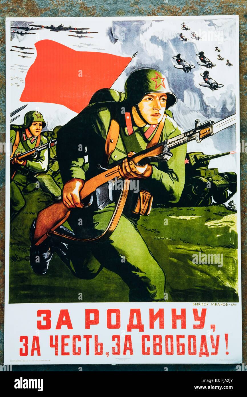 Russia sovietica patriottica poster di propaganda da guerra mondiale II con immagine del soldato andando su un attacco con un fucile Foto Stock
