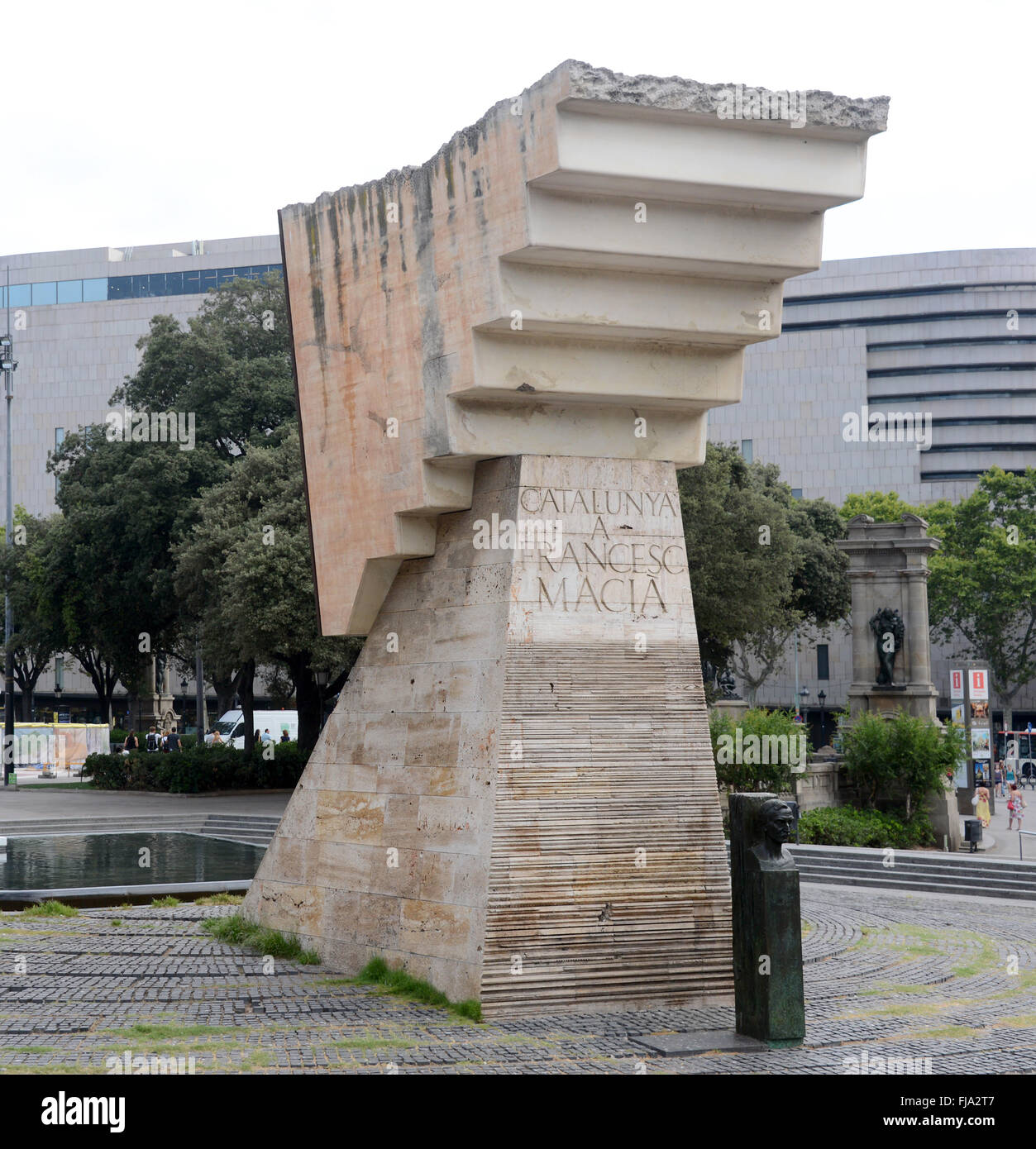 Barcellona, Spagna. Il 24 luglio, 2015. Vista su Plaza Francesc Macia memorial (1895-1933) che è sulla Plaça de Catalunya (Piazza Catalonia) a Barcellona, Spagna, 24 luglio 2015. Dopo le elezioni nel 1931, Macia lottato per l'indipendenza della Catalogna che ha causato l'esilio di Alfonso XIII di Spagna e proclamato la libera repubblica catalana, ma è stato costretto ad accontentarsi di un parziale autonomia nel 1932. La Catalogna con la sua capitale Barcellona è economicamente più dinamiche europee in Spagna. Foto: Waltraud Grubitzsch - nessun filo SERVICE -/dpa/Alamy Live News Foto Stock