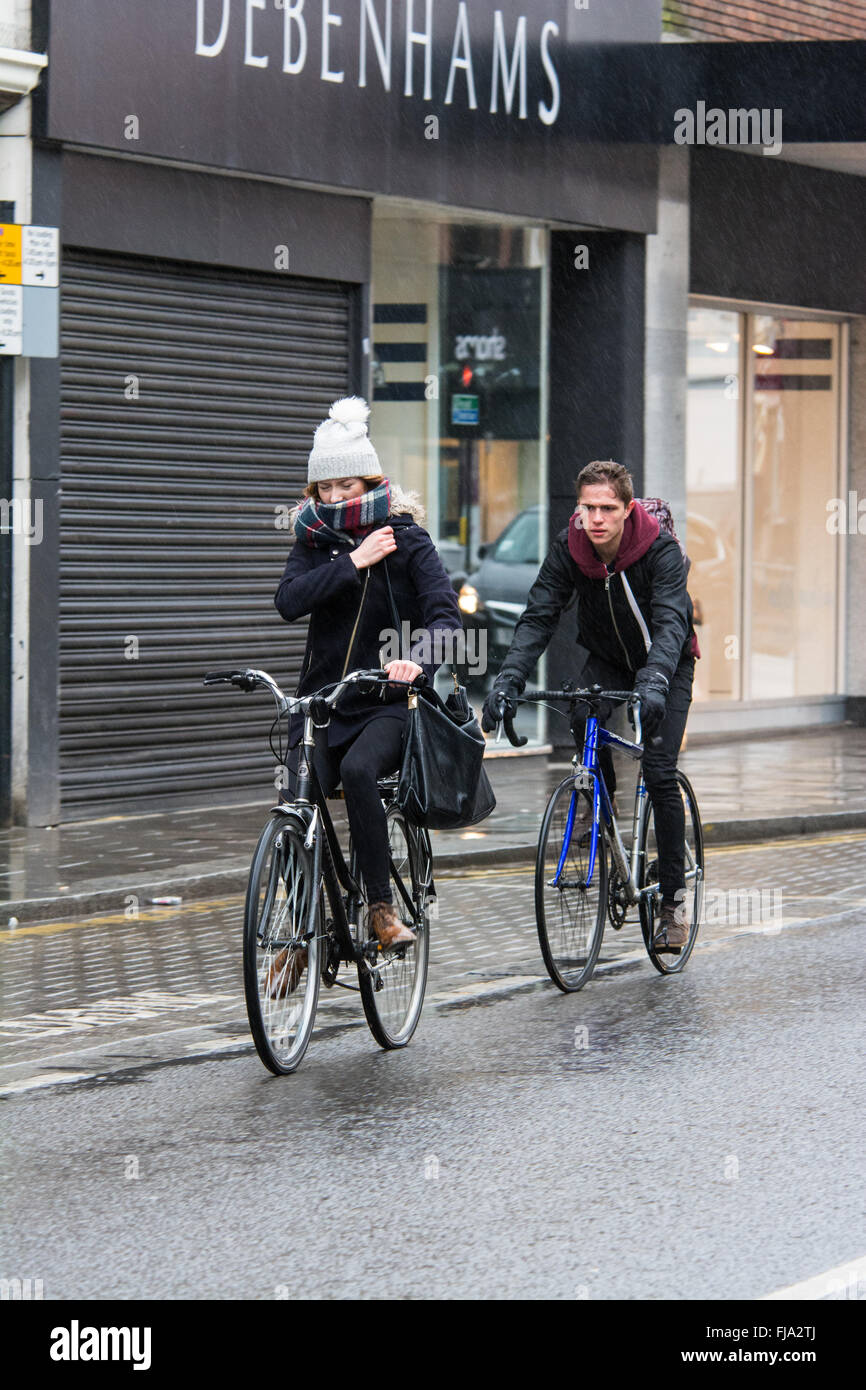 Escursioni in bicicletta in un giorno di pioggia in Bedford, Bedfordshire Foto Stock