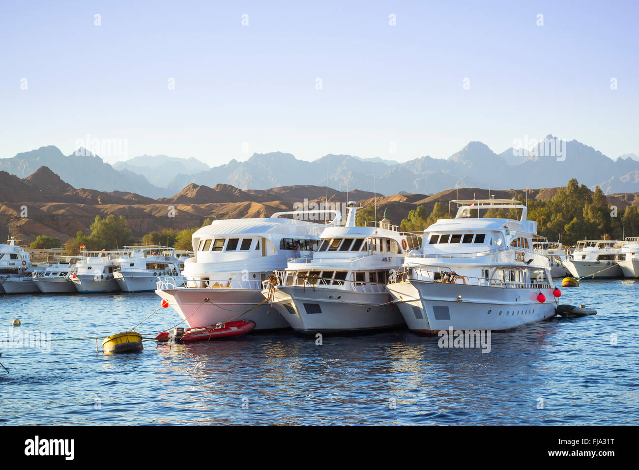 Marina: il piacere le imbarcazioni turistiche sul parcheggio del Parco imbarcazioni, viaggio in barca per i turisti, a Sharm El Sheikh, Egitto Foto Stock