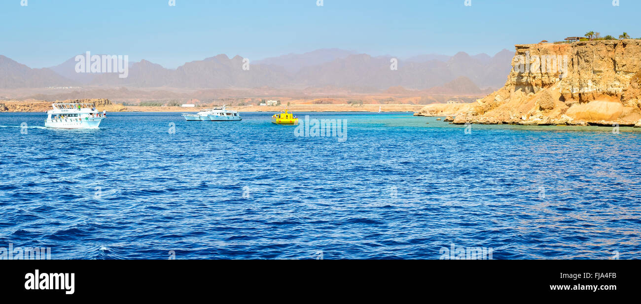 SHARM EL SHEIKH, Egitto - 25 febbraio 2014: imbarcazione turistica viaggio intorno al Monte Sinai sul bianco yacht, una vacanza di lusso per il turismo Foto Stock