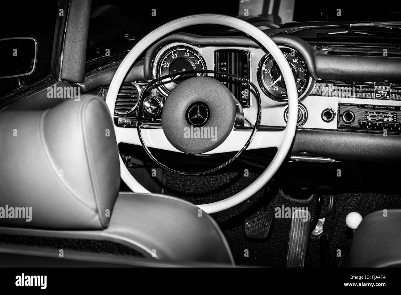 Cabina della vettura sportiva Mercedes-Benz 230 SL (W113). In bianco e nero. Foto Stock