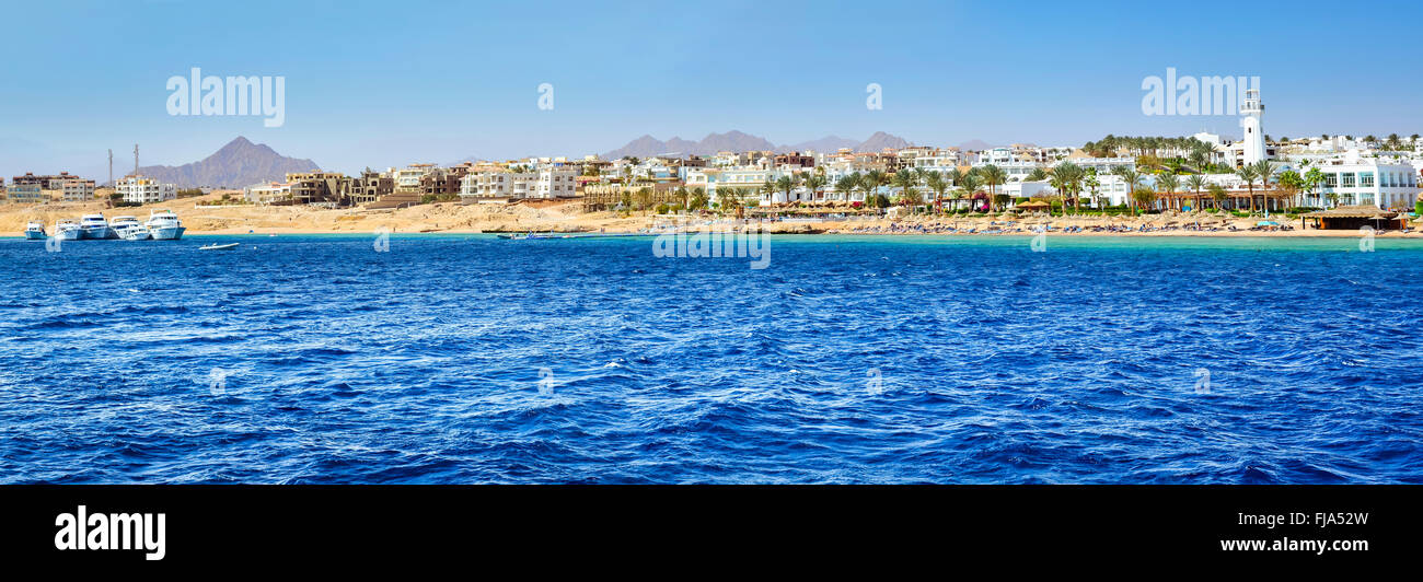 SHARM EL SHEIKH, Egitto - 25 febbraio 2014: faro costiero e hotel sulla spiaggia, una vacanza di lusso per i turisti in Mar Rosso Foto Stock