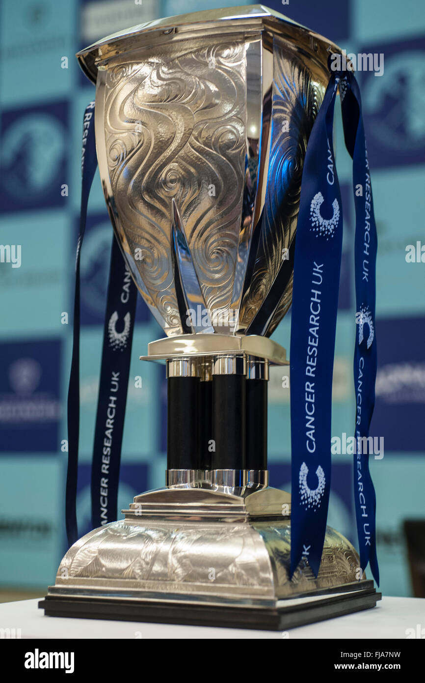 Sala Centrale, Westminster, London, Regno Unito. 1 Marzo, 2016. Annuncio di equipaggio per il 2016 Cancer Research UK Le Regate. Le donne del Boat Race Trophy. Credito: Stephen Bartolomeo/Alamy Live News Foto Stock