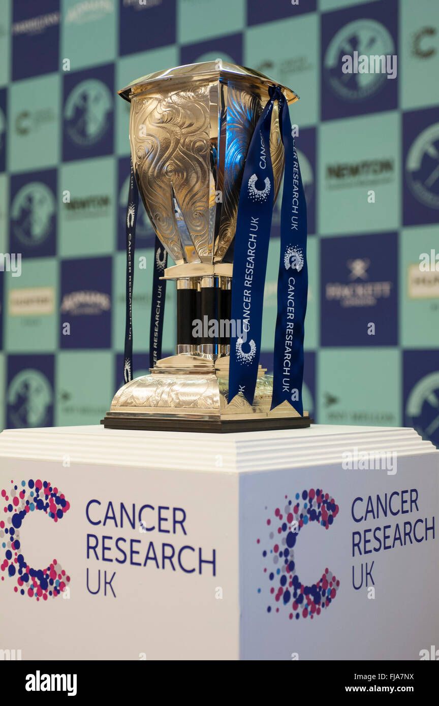 Sala Centrale, Westminster, London, Regno Unito. 1 Marzo, 2016. Annuncio di equipaggio per il 2016 Cancer Research UK Le Regate. Le donne del Boat Race Trophy. Credito: Stephen Bartolomeo/Alamy Live News Foto Stock