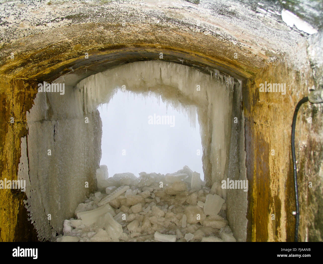 Cascate del Niagara guardando l'acqua cade da un foro di tunnel nella  roccia Foto stock - Alamy