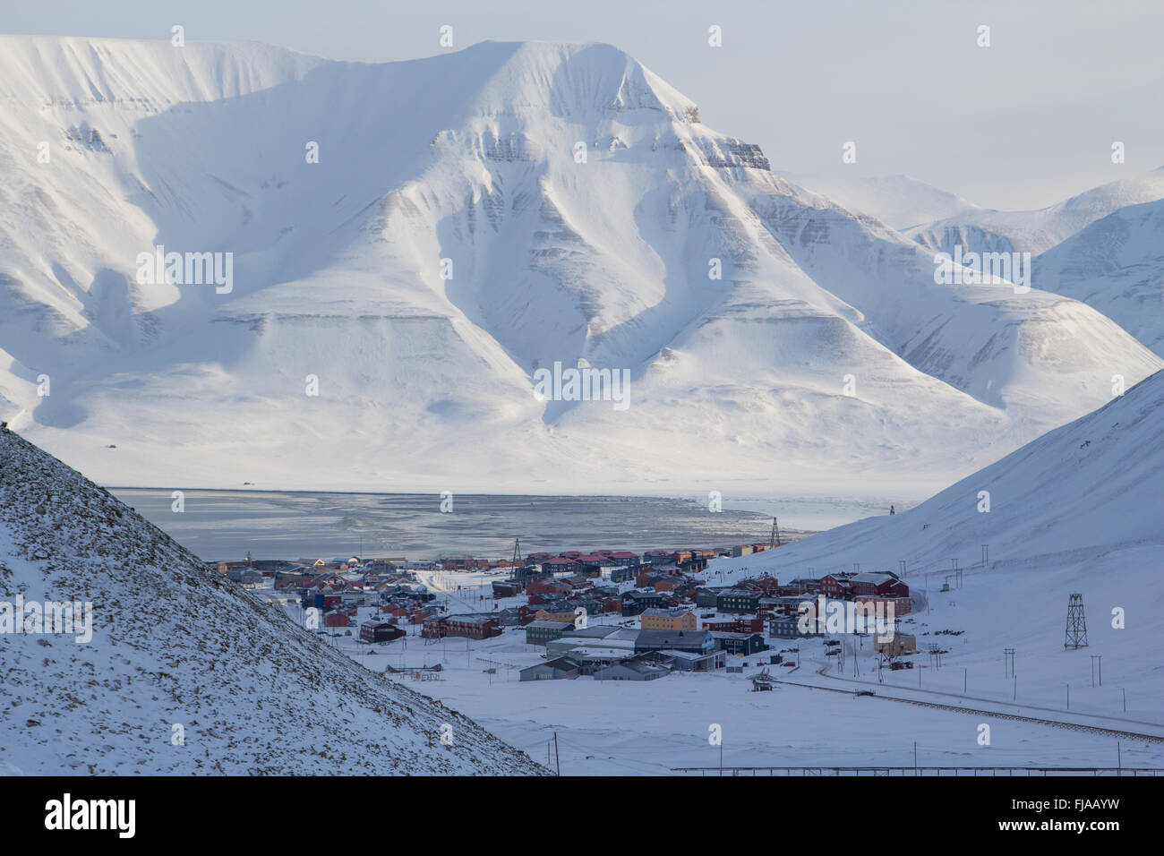 Vista dall'alto. La città è circondata da montagne. Longyearbyen, Spitsbergen Svalbard. Norvegia Foto Stock