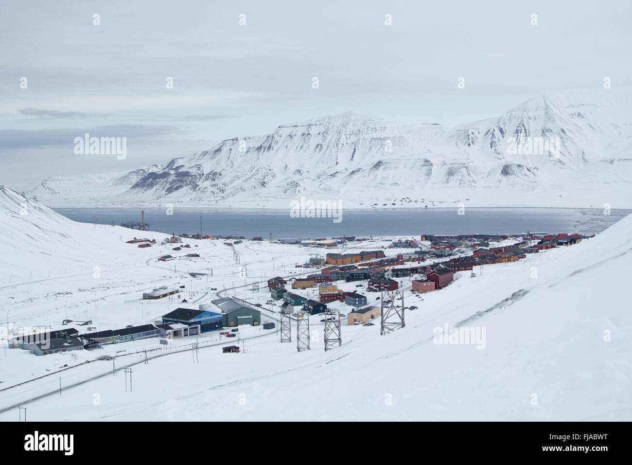 Vista dall'alto. La città è circondata da montagne. Longyearbyen, Spitsbergen Svalbard. Norvegia Foto Stock