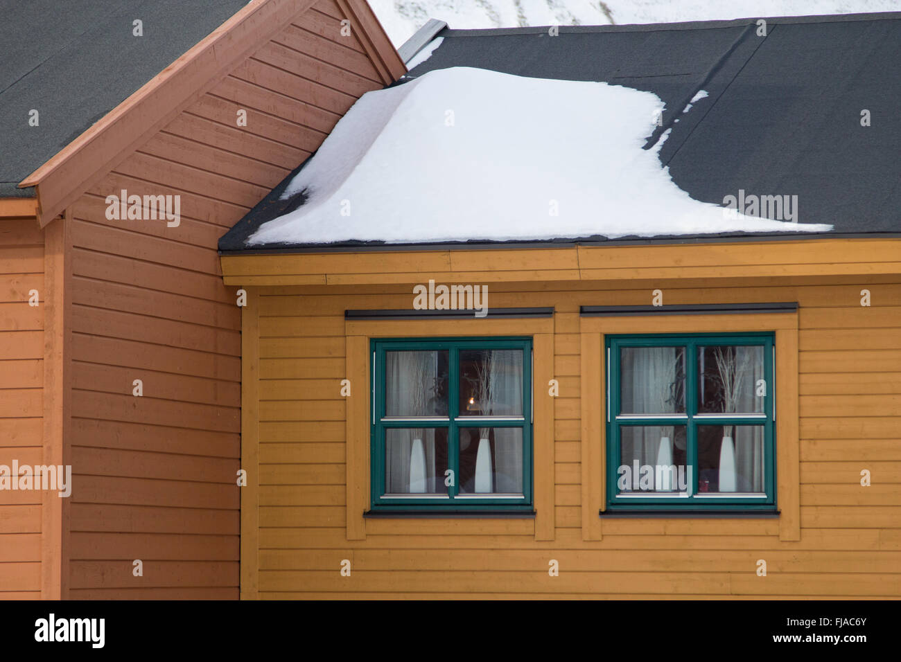 Casa nella città di Longyearbyen - la parte più settentrionale del settlement nel mondo. Spitsbergen Svalbard. La Norvegia. Foto Stock