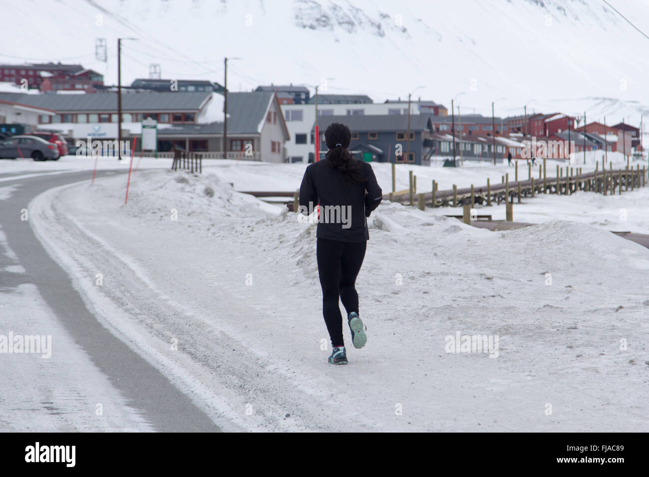 Jogging a Longyearbyen, Spitsbergen Svalbard. Norvegia Foto Stock