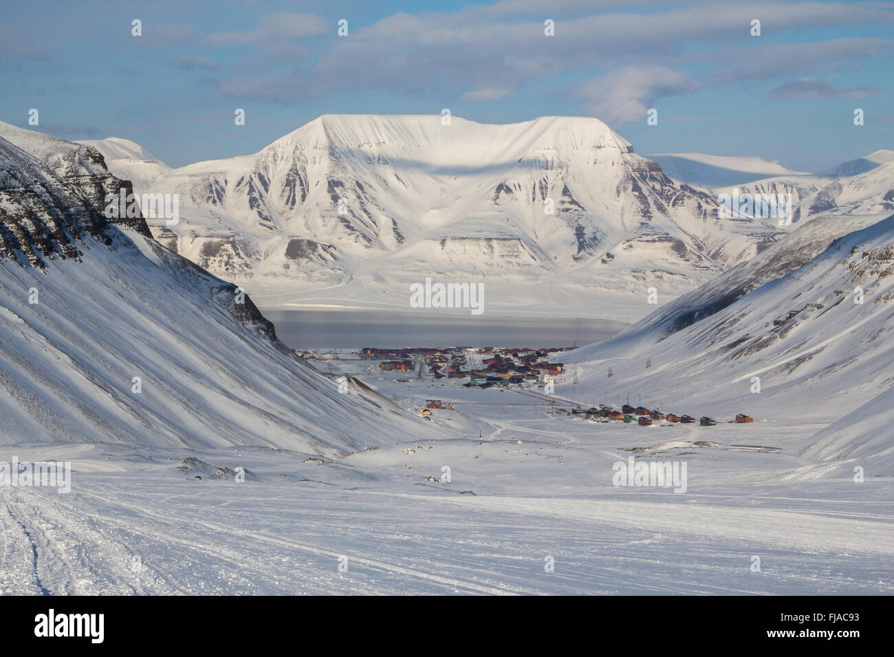 La città è circondata da montagne. Vista dall'alto. Longyearbyen, Spitsbergen Svalbard. La Norvegia. Long-range piano di ripresa. Foto Stock