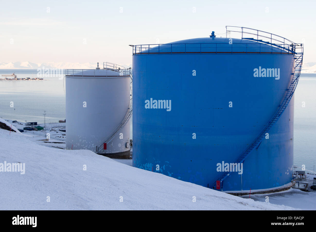 I serbatoi di carburante nel porto di Longyearbyen, Spitsbergen Svalbard. La Norvegia. Foto Stock