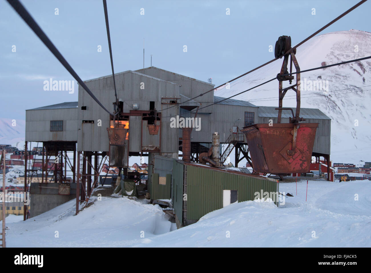 Vecchia funivia per il trasporto di carbone a Longyearbyen, Spitsbergen Svalbard. Norvegia Foto Stock