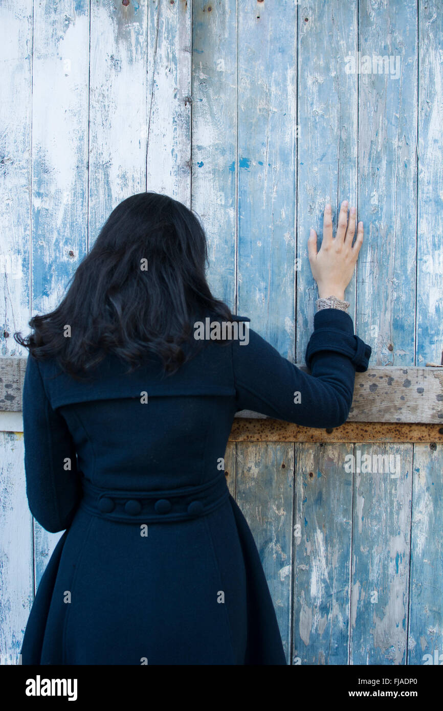 Vista posteriore di una donna mano sulla porta Foto Stock