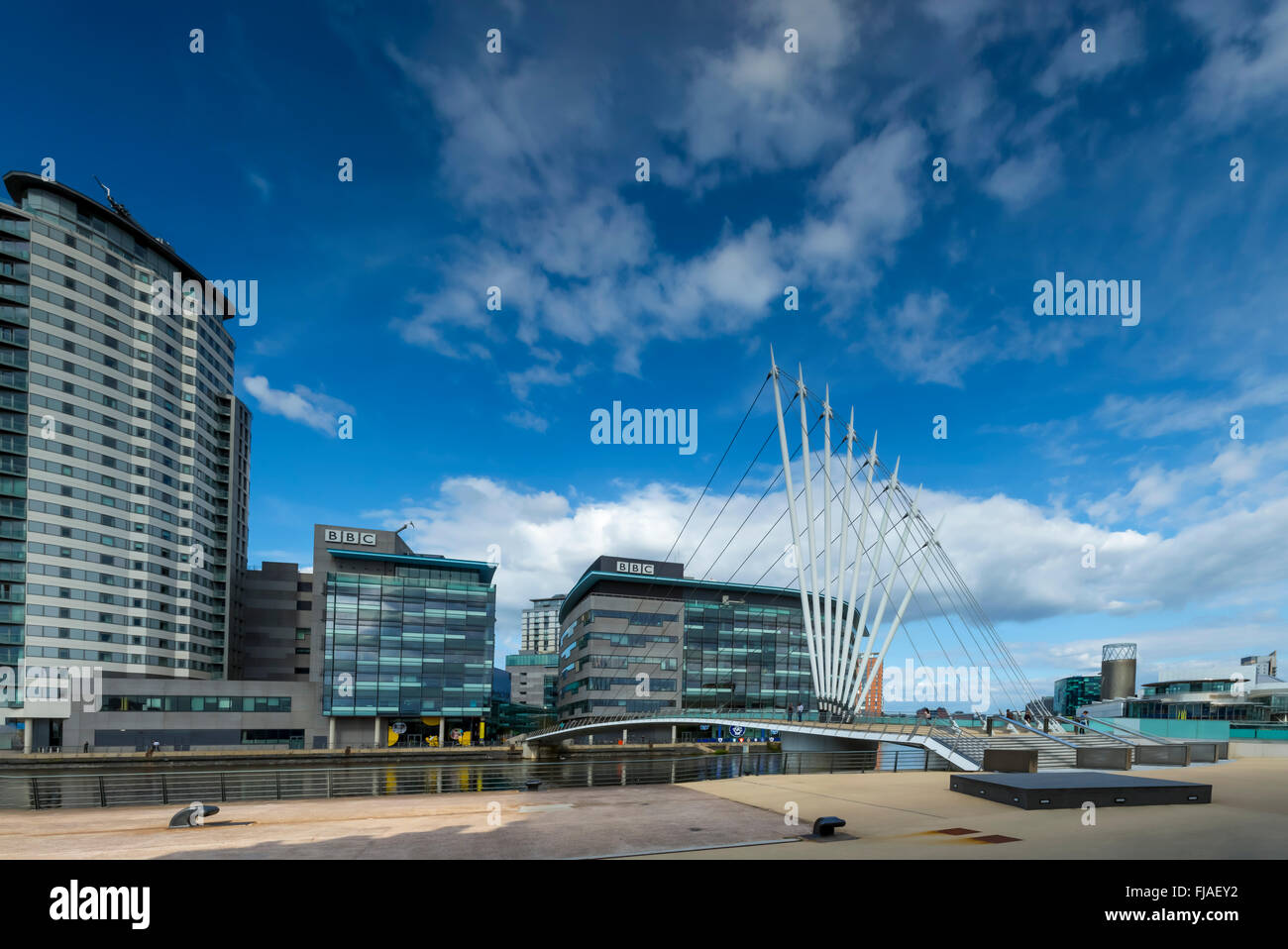Media City a Salford Quays viste attraverso il Manchester Ship Canal. Foto Stock