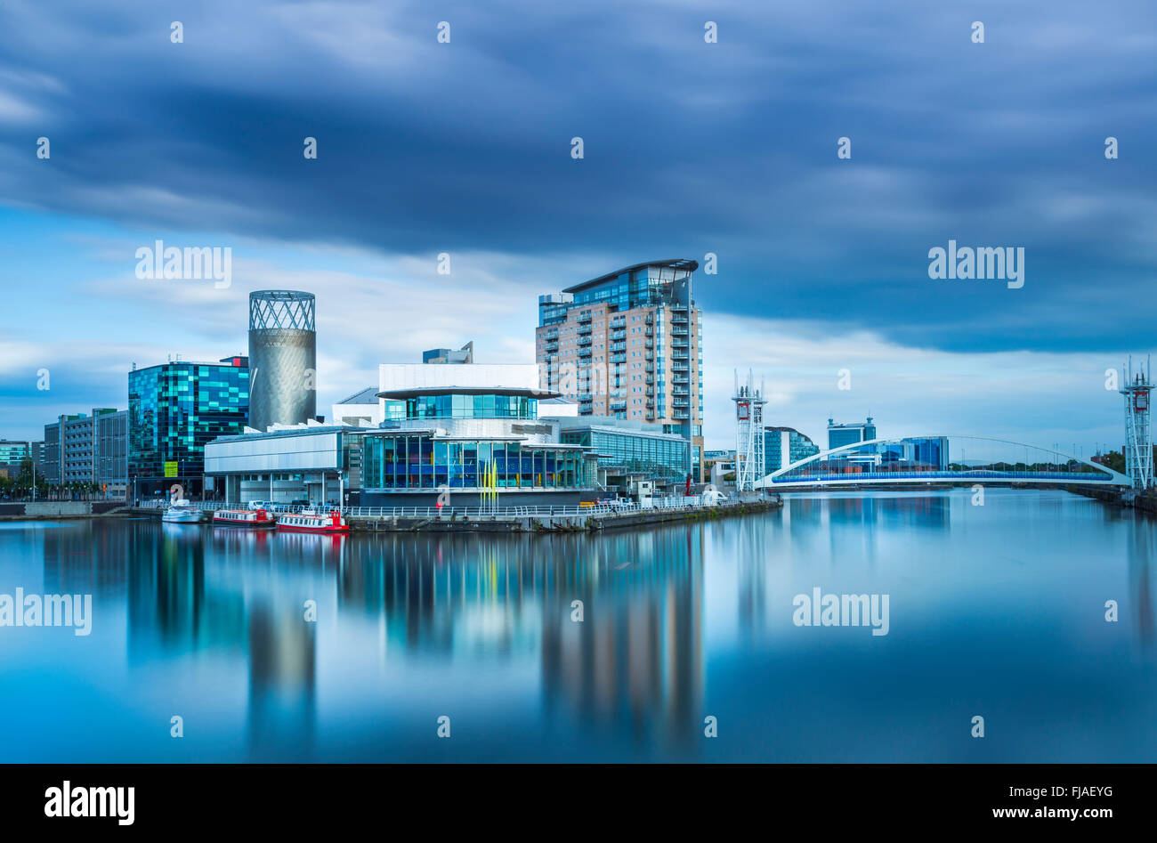 Il Lowry a Salford Quays si vede attraverso il bacino. Foto Stock