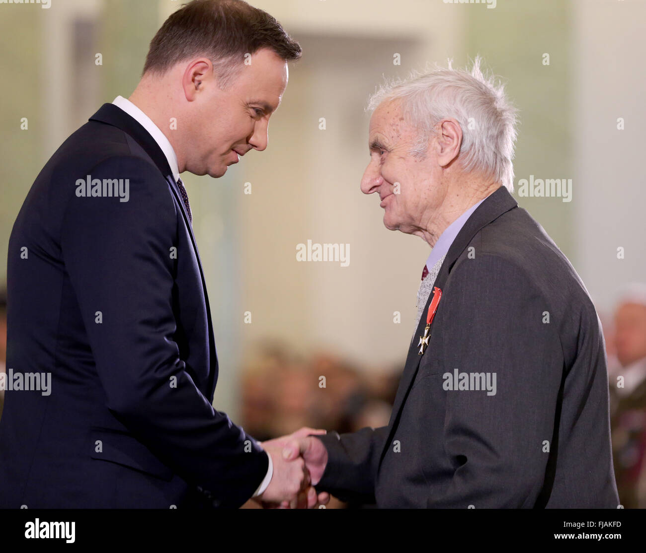 Un combattente polacco è insignito della Croce dell'ordine della rinascita della Polonia dal Presidente Andrzej Duda, durante le feste nel palazzo presidenziale di Varsavia. Presidente polacco Andrzej Duda presentato vari premi di stato e i meriti per il polacco dell esercito in occasione della Giornata Nazionale del ricordo dei soldati maledetta. La Giornata Nazionale del ricordo è per i soldati polacchi, che erano parte della anti-comunista e indipendenza della metropolitana. Essa è stata adottata nel 2001, quando il parlamento polacco ha deciso che "essa ha riconosciuto i meriti di organizzazioni e gruppi per l'indipendenza che un Foto Stock