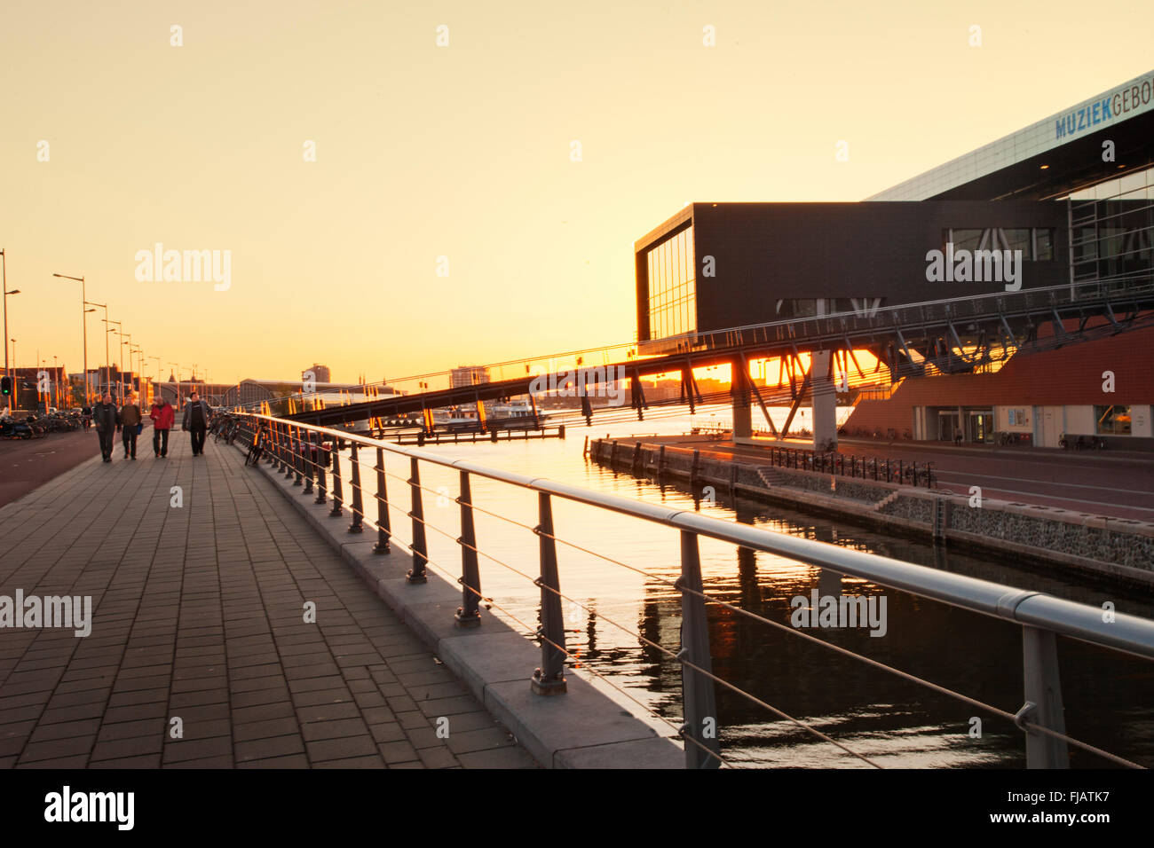 Amsterdam, Via Piet Heinkade. Il canale Oosterdoksdoorgang e il locale jazz Bimhuis presso la sala concerti Muziekgebouw e gli Architetti 3XN danesi Foto Stock