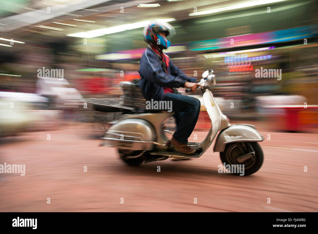 Accelerazione dei processi di scooter pilota in una strada di Bangkok Foto Stock