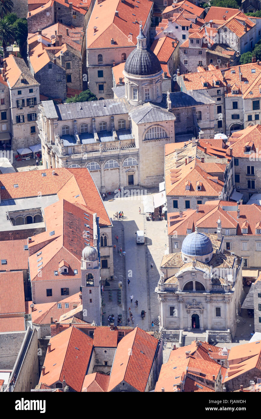 Europa, Croazia, Dalmazia, Dubrovnik, vista elevata del centro città con la Cattedrale dell'Assunzione della Vergine Maria e la chiesa di San Biagio Foto Stock