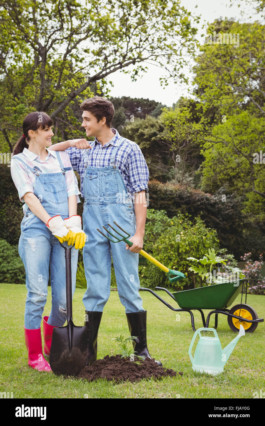 Coppia giovane azienda pala spading e forcella Foto Stock