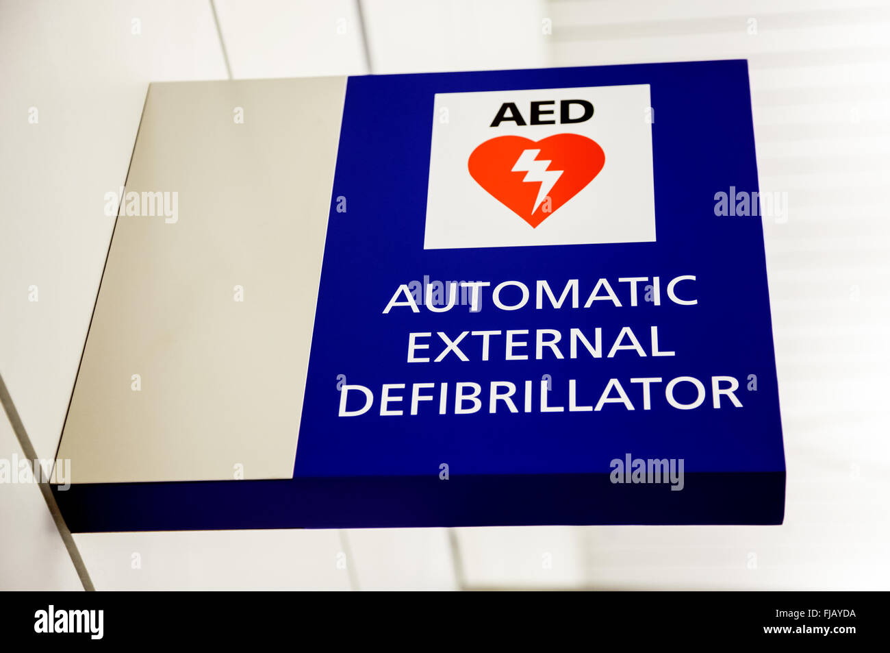 AED defibrillatore semiautomatico segno su una parete in un aeroporto. Foto Stock