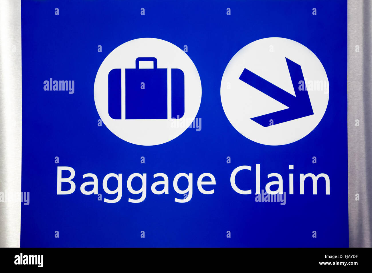 Blue Airport Baggage rivendicazione firmare con la valigia e i simboli freccia. Foto Stock