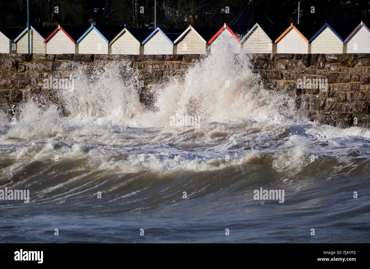 Mare mosso contro lo sfondo della spiaggia di capanne Foto Stock