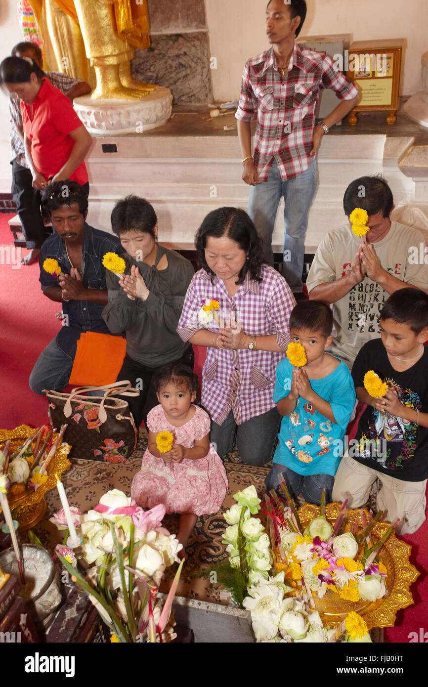 Buddisti pregano in Wat Mahathat in Nakhon Si Thamarat da Alex Robinson Foto Stock