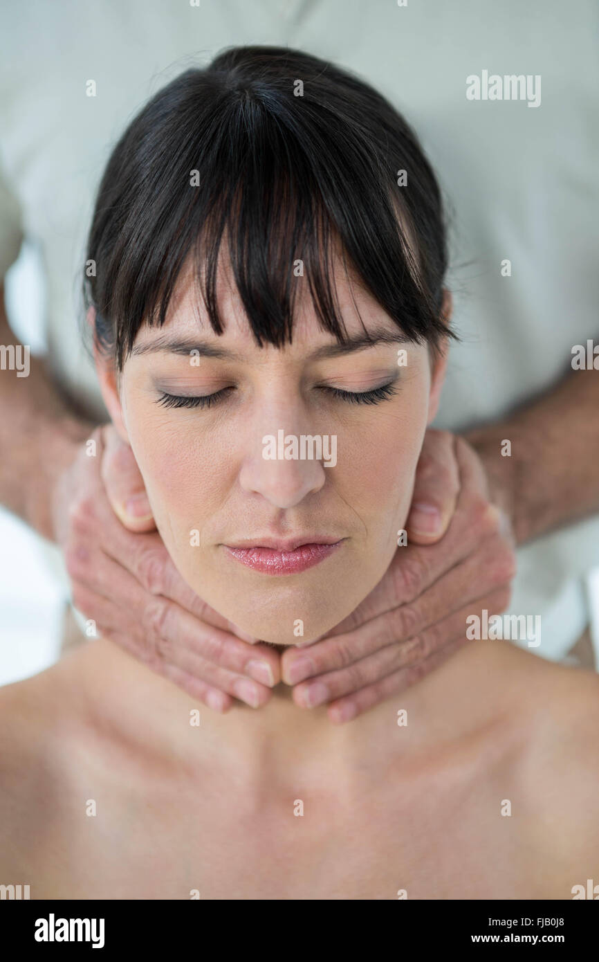 Donna incinta ricevere un massaggio da massaggiatore Foto Stock